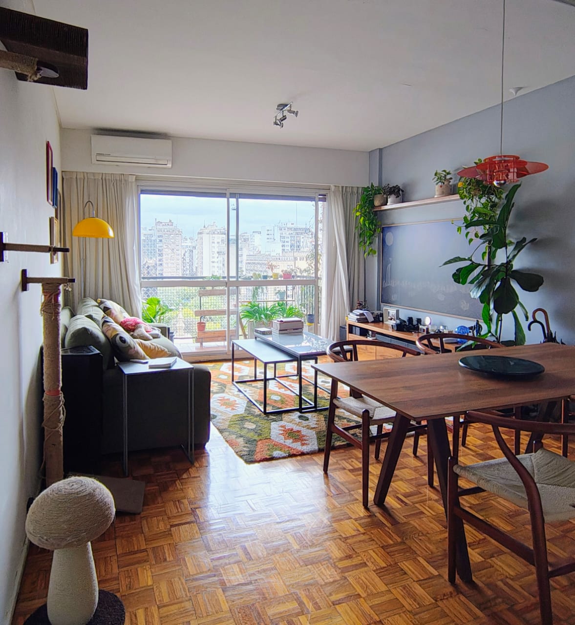 Soñado 3 Ambientes con Vista Inigualable Al Verde de La Plaza y Balcón – Reciclado a Nuevo